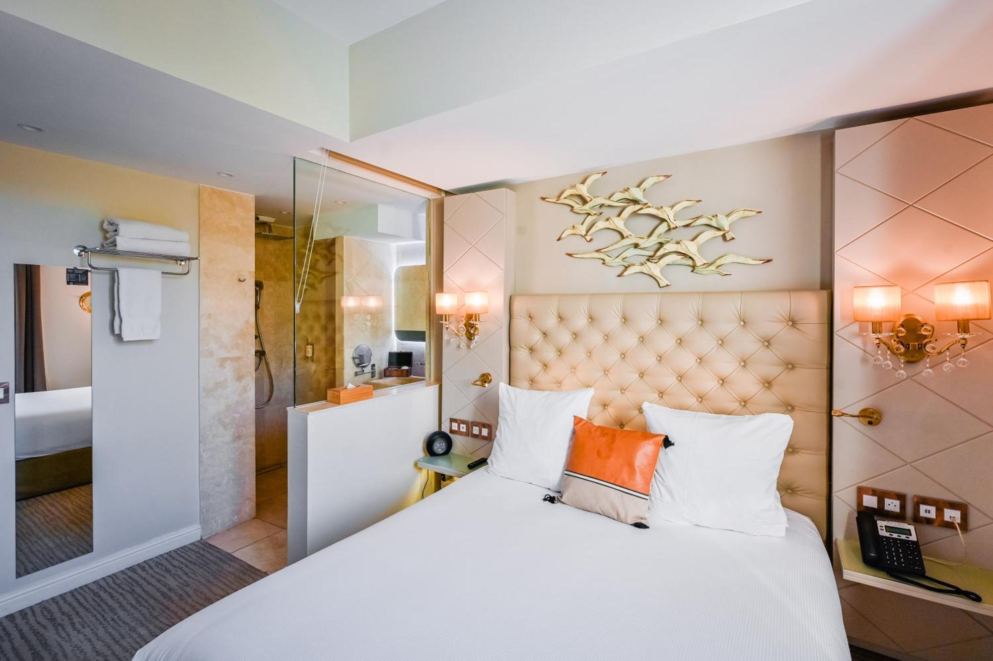 Grand Hotel Des Sablettes Plage, Curio Collection By Hilton La Seyne-sur-Mer Exterior foto